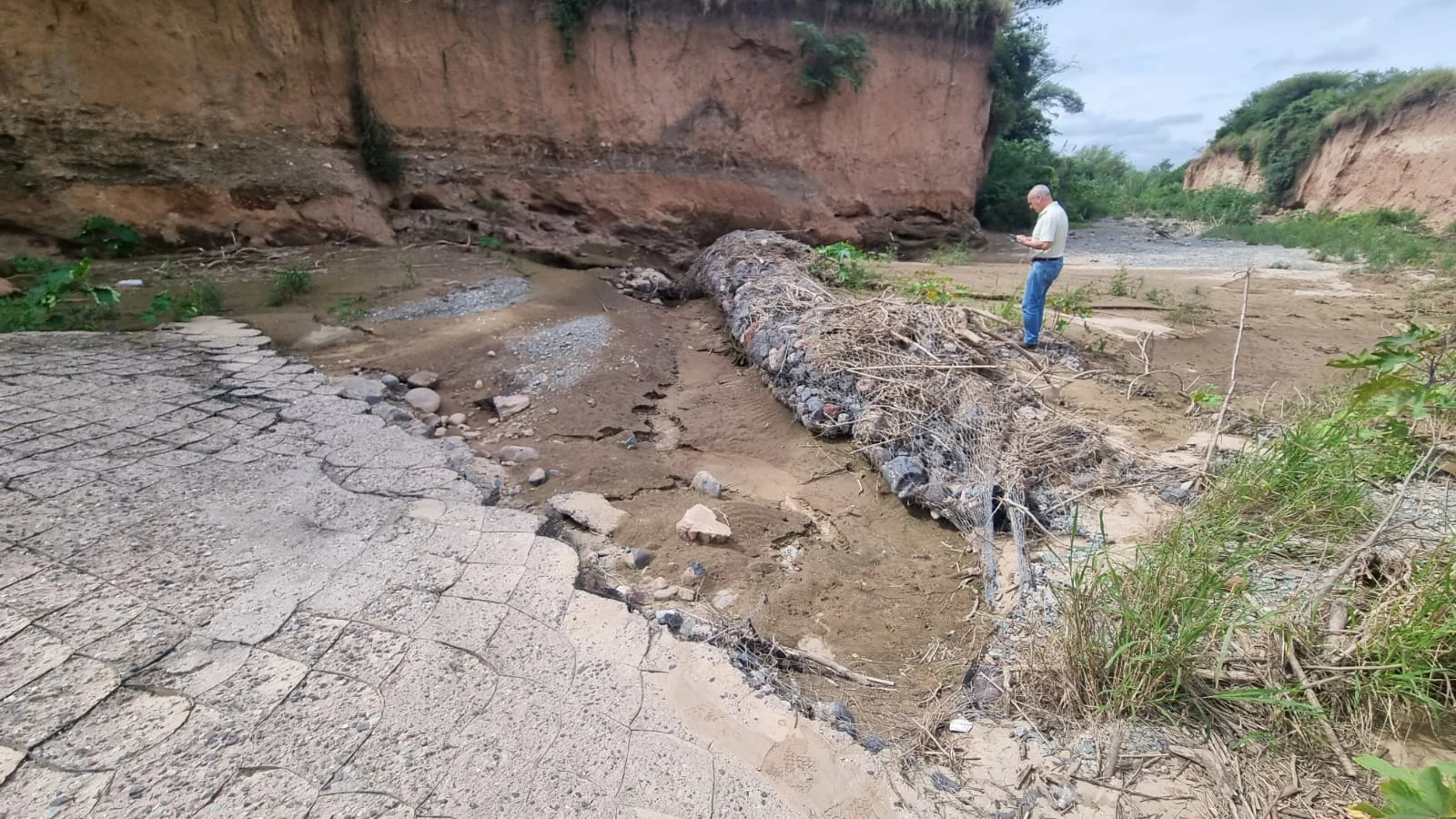 Defensas y colchonetas junto al cauce · Burruyacú, 2024