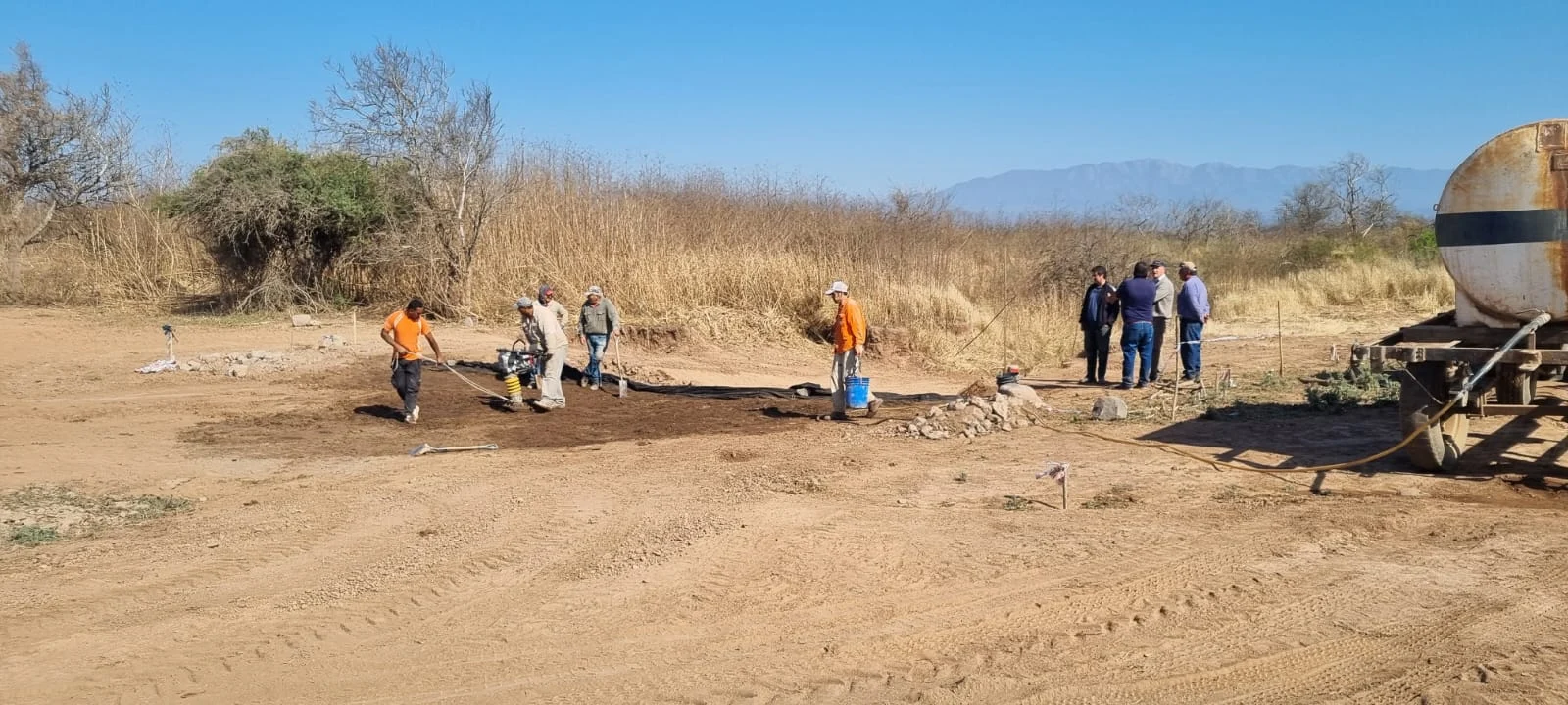 Equipo en ejecución de defensas fluviales, 2024