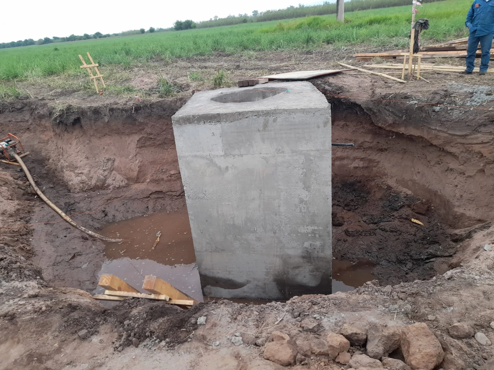 Fundación de hormigón terminada · obra de alta tensión, 2023–2024
